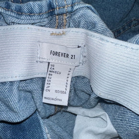 Women's Forever 21 Denim Shorts Size S Light Blue Distressed Elastic Waistband - Picture 7 of 8